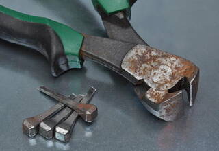 金属表面生锈怎样处理？